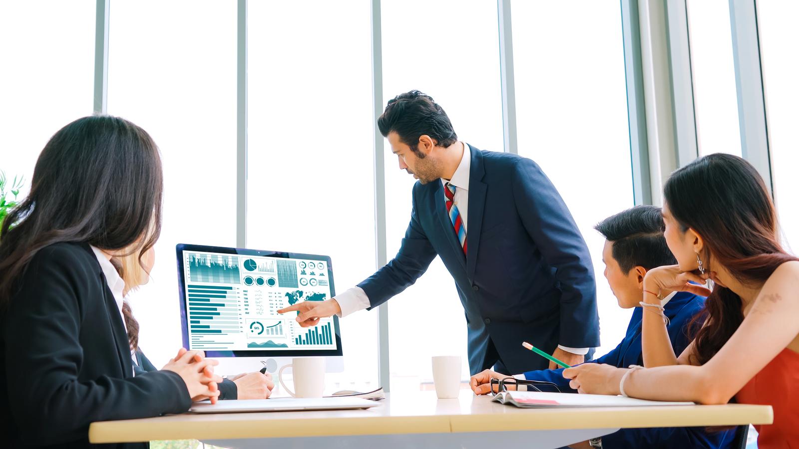 Imagen de un ejecutivo en representación de la carrera de administración de empresas