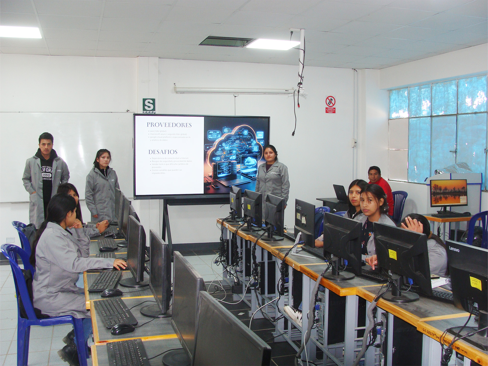 Imagen de un teclado en representación de la carrera de arquitectura y servicios de tecnología de la información