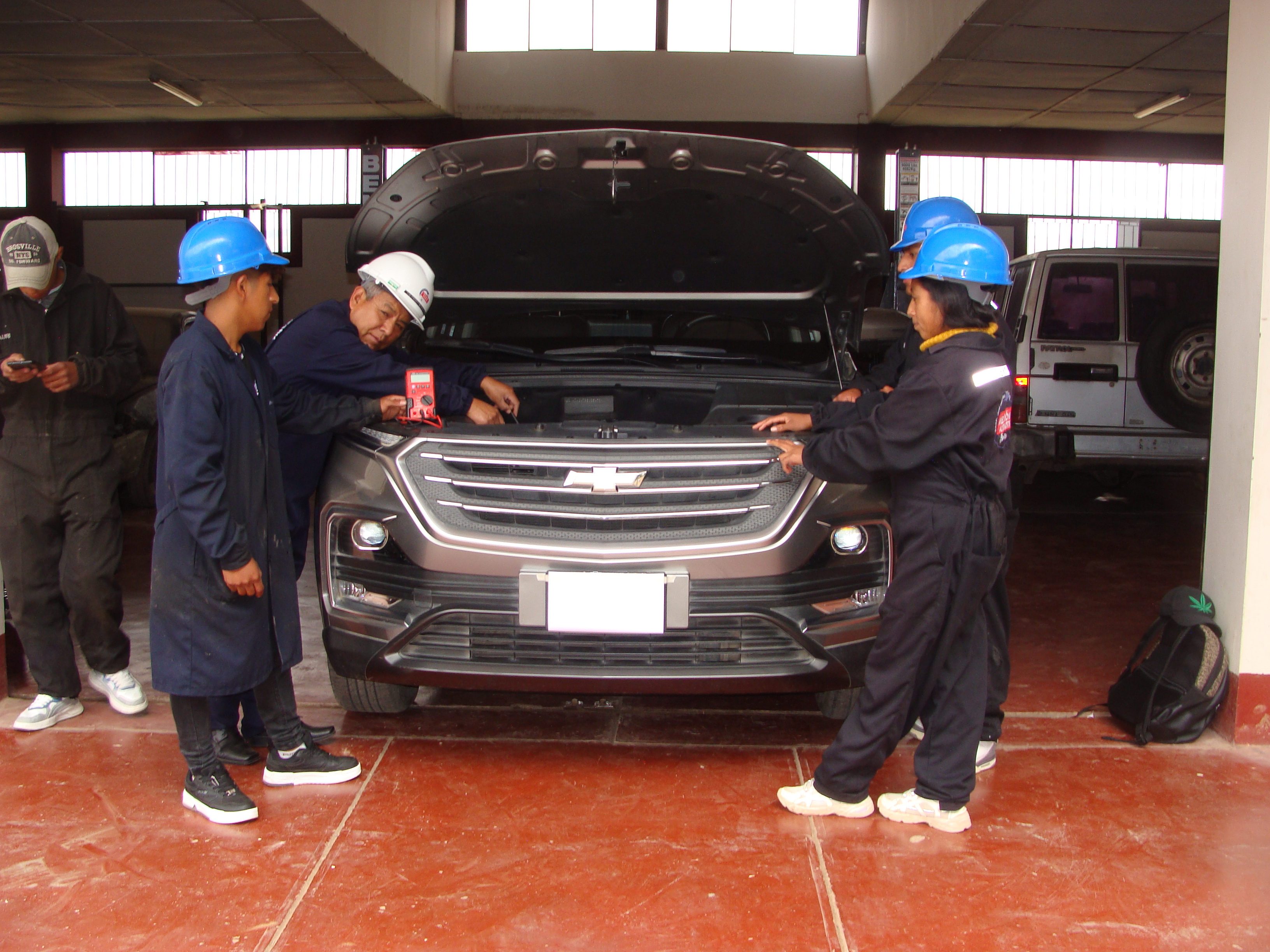 Imagen de un capó de un auto en representación de la carrera de mecánica automotriz